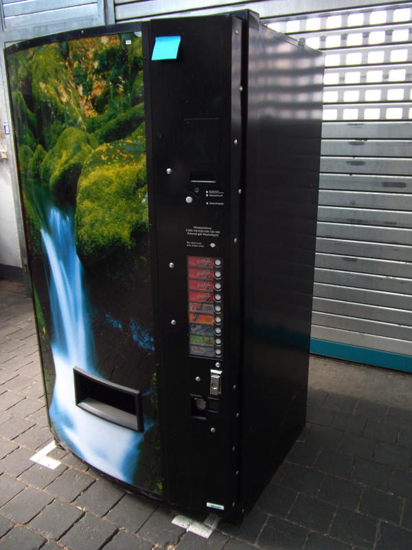 Kaltgetränkeautomat von Vendo Typ VF611